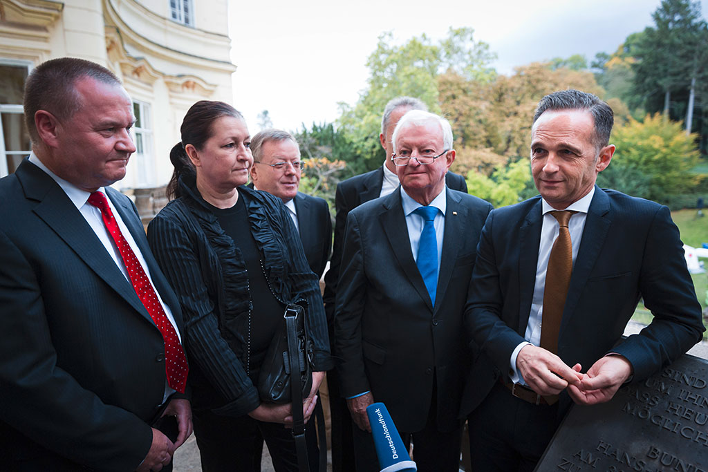 Vorstand des Vereins mit Auenminister Maas und DRK Prsident Seiters auf dem Genscher Balkon